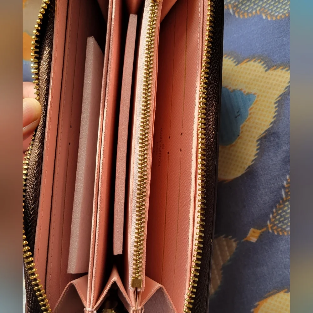 Fashion Nova Brown Wallet with City Art - Picture 4 of 7